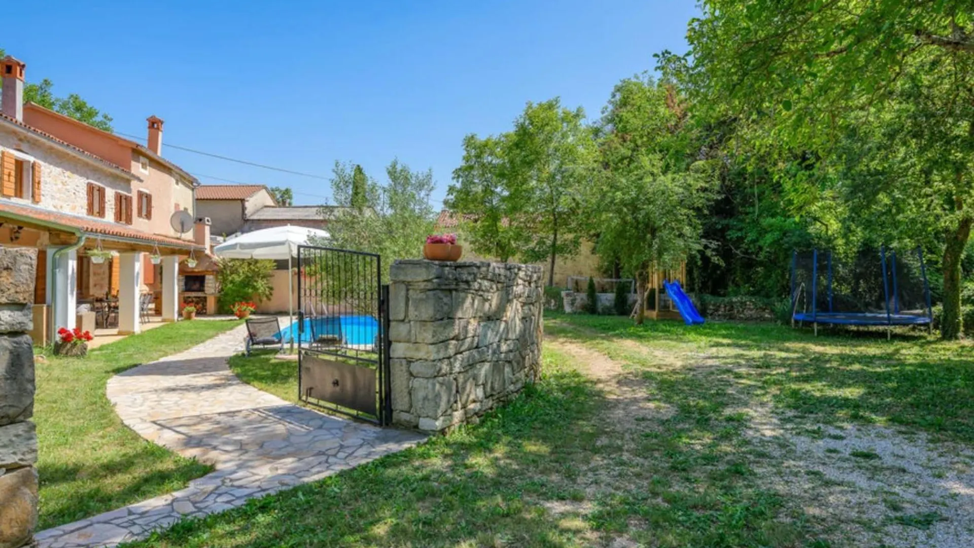 Villa Istra - Four Bedroom Villa With Private Pool Gračišće